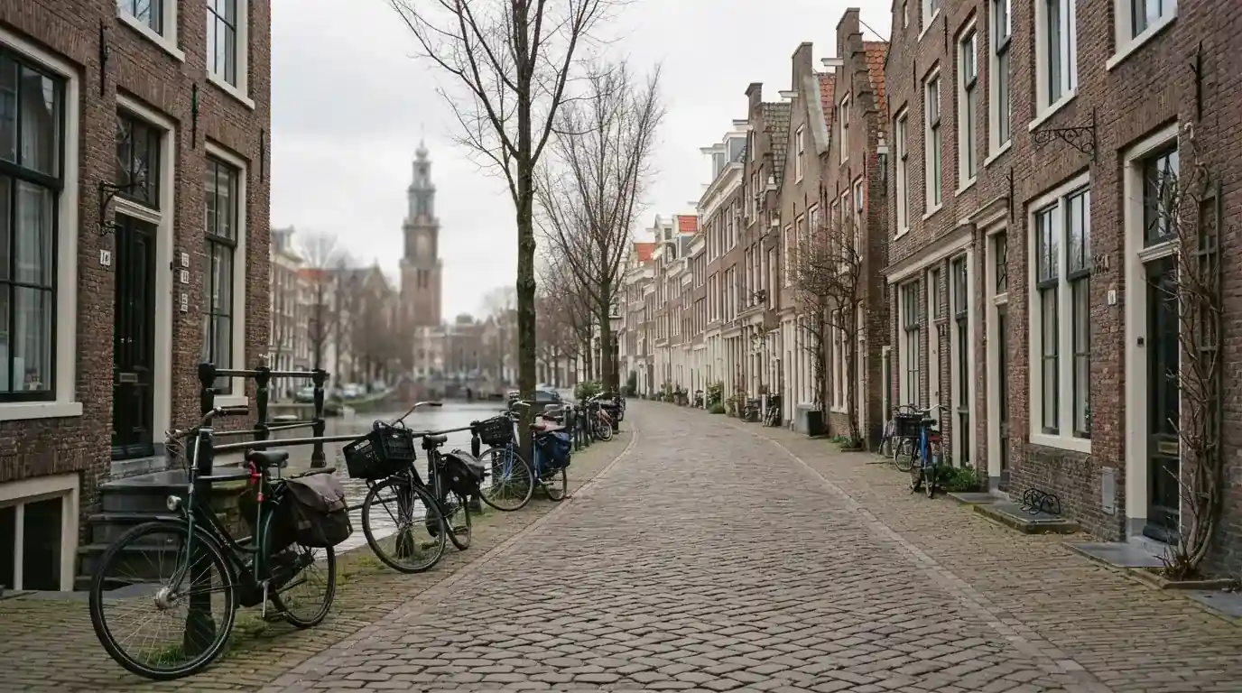 Een oude Nederlandse binnenstad met fietsen tegen de gevel en een bewolkte hemel boven de daken.